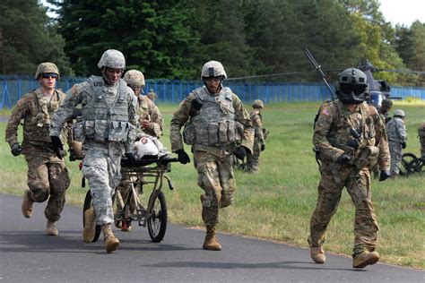 Soldier escort  begeleiding, begelei, akkompanjement are the top translations of "escort" into Afrikaans