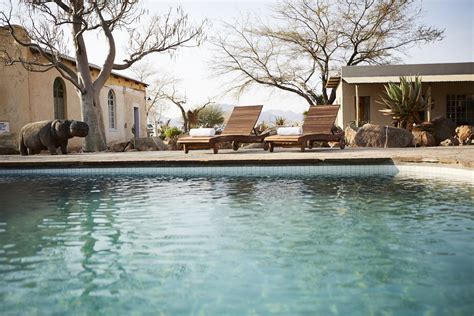 Solitaire lodge namibia  The lodge prides ifself on providing luxurious comfort to all of their clients by only using the best quality linen, 100% cotton towels and fragrant bathroom amenities