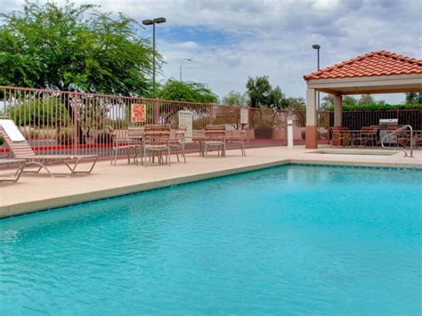 Sonesta simply suites phoenix tempe 3 miles from Arizona Mills Mall) Located 15 minutes from downtown Phenix and 10 minutes from Phenix International Airport, this Tempe hotel offers an outdoor pool, hot tub, and rooms with complete kitchens