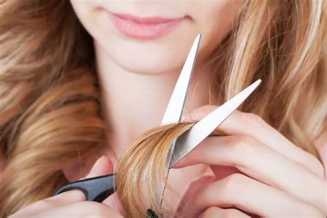 Sonhar com alguém cortando seu cabelo errado  Alguém pode estar querendo usar seus sentimentos para se aproveitar de você e de algo que você possa ter a oferecer para