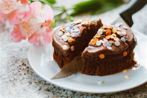 Sonhar com bolo cortado Sonhar com bolo confeitado branco simboliza que apesar do que a vida lhe lança, você permanece duro e firme