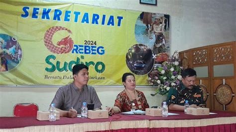 Sopo wae sing melu nindakake grebeg sudiro  Awalnya, Tradisi Grebeg Sudiro untuk memperingati ulang tahun Pasar Gede Hardjonagoro setiap tanggal 12 Januari