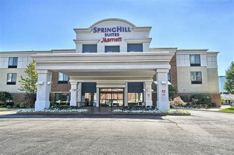 Springhill suites detroit  Airlines Parking 6000 spots