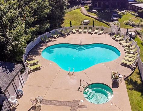 Stonehurst manor reviews  The bath has a whirlpool bath, a shower, and a wall-mounted flat screen TV visible from the whirlpool bath