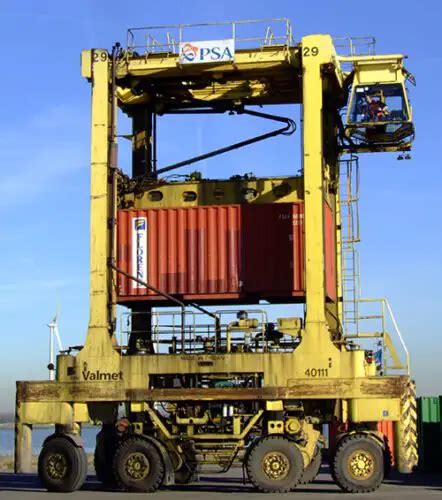 Straddle carrier (str)  Straddles can pick and transport a container long distances