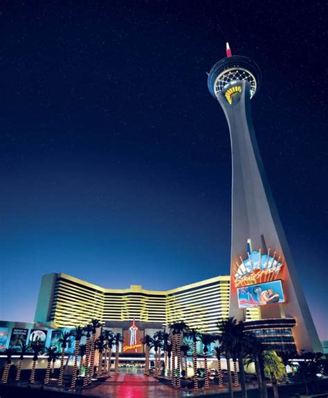 Stratosphere las vagas  After completing a safety briefing, jumpers are strapped into jumpsuits and harnesses with a short elastic line