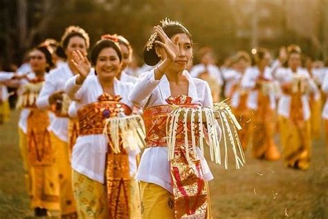 Suku kecap manggihan  Mikukuhin, ngrajegang, ngemanggehang Agama Hindu 2