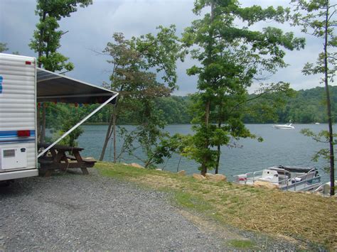 Summersville lake campgrounds  Amenities within the campground include showers, flush toilets, potable water, dump station, and laundry facilities