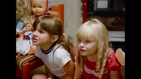 Szeleburdi család 2 videa  Érdekes látni, mennyire hasonlít, ugyanakkor mennyire különbözik a kiscsaládok és a nagycsaládok élete a nap talán legnehezebb szakaszaiban