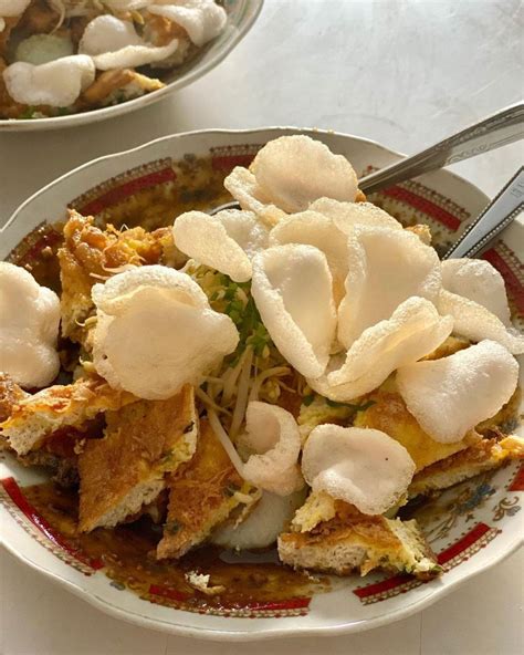 Tahu lontong lonceng malang  Ada tiga menu yang bisa kamu cicipi di warung lontong legenda ini yaitu tahu telur nasi, tahu telur lontong, atau tahu lontong biasa