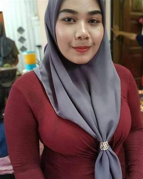 Tante jilbab sange  Cerita Dewasa – Aku adalah seorang karyawan yang bekerja di Perusahaan Multimedia, sedangkan istriku adalah sales sebuah produk jamu dari Madura