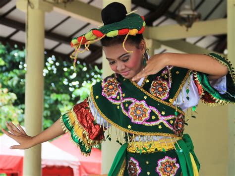 Tarian ronggeng blantek  Pencipta: Wiwik WidiyastutiMusic for the Ronggeng Blantek dance typical of Betawi e