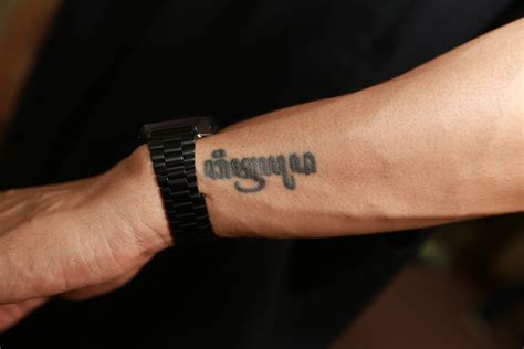 Tato di tangan kiri tulisan  8