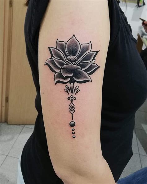 Tatto de flor  Ver más ideas sobre tatuajes de flor de cerezo, disenos de unas, tatuajes de flores