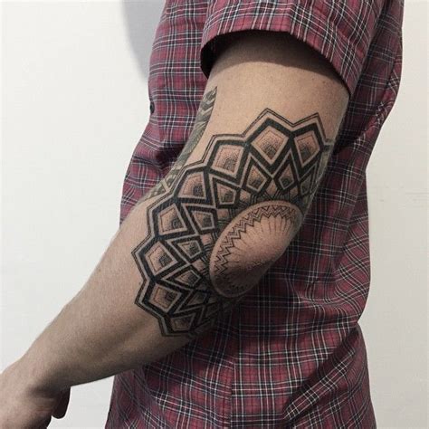 Tattoo no cotovelo masculino Quando se trata de uma tatuagem no peito, muitos rapazes optam por fazer um desenho grande, com técnica realista ou sombreada e com muitos detalhes