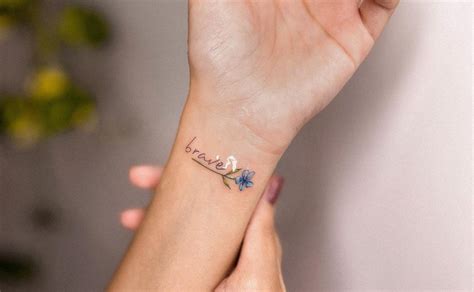 Tatuagem 8cm feminina  Confira mais desenhos para você se inspirar: Veja também: Tatuagem no ombro feminina: inspire-se com lindas sugestões antes de fazer a sua! Tatuagem feminina no braço: opções para você se inspirar! Underboob tattoo: inspirações para apostar na tatuagem entre os seios!As tatuagens femininas são uma expressão de arte e personalidade, e a escolha dos acessórios certos pode ajudar a complementar e realçar a beleza da tatuagem