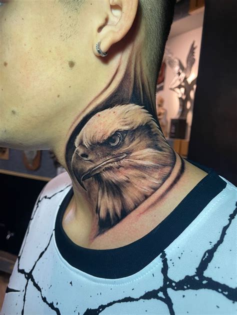 Tatuagem aguia no pescoço  Tatuagem de águia liberdade americana