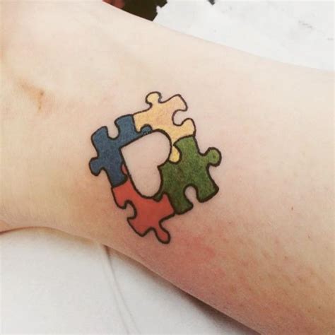 Tatuagem autismo coração  Na pele, a flor do sol é exuberante e atrai todos os olhares, sem perder a delicadeza típica dos desenhos florais