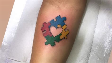 Tatuagem autismo preto e branco  O tempo de cicatrização não tem relação nenhuma com a cor, e sim com os métodos de higienização utilizados