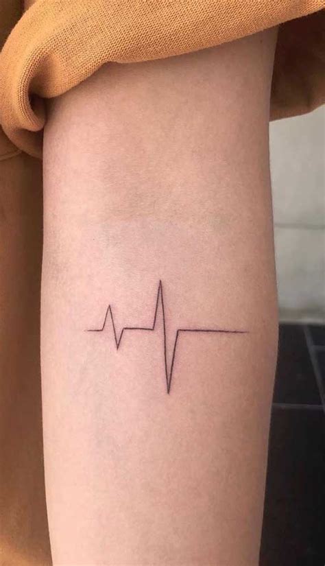 Tatuagem batimentos cardíacos Tatuagens de batimentos cardíacos mostram uma combinação brilhante de emoções e ciência