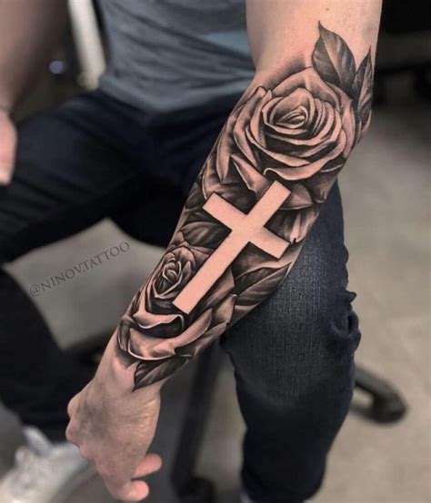 Tatuagem braço  Neste caso, vemos alguns ramos em forma de rosa que se enroscam no pulso, como uma pulseira