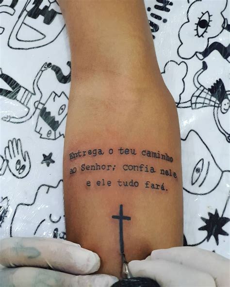 Tatuagem com frases da bíblia  Marcelo Mallet