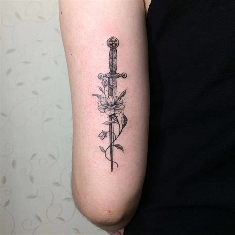 Tatuagem dama de espada significado  Outro dos significados que as tatuagens de ás de espadas têm são morte ou azar nos negócios
