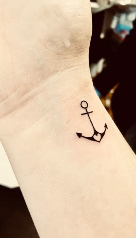 Tatuagem de cisne delicada  No mundo prático, devido ao seu peso, a âncora é capaz de sustentar um navio em meio a mobilidade do mar