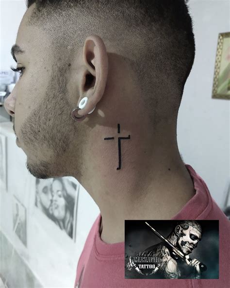 Tatuagem de cruz no pescoço  Tatuagem Cruz No Pescoço