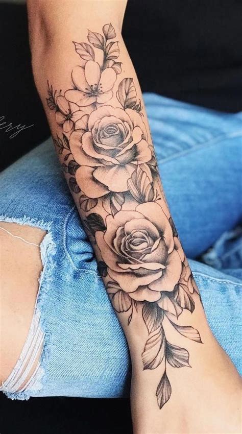 Tatuagem de flor rodeando o braço  As tatuagens de flores podem ser feitas em diversos estilos, desde realismo até aquarela, passando