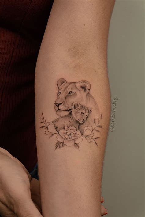 Tatuagem de mae leoa e filhote Leoa com filhote