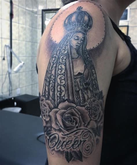 Tatuagem de nossa senhora com terço  “Nossa Senhora das Graças eu espero e confio em Vossa poderosa intercessão