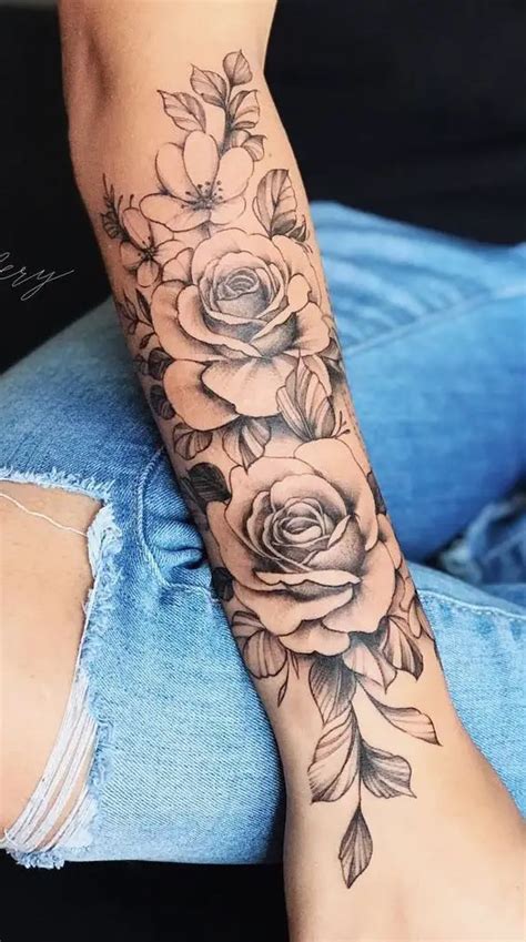 Tatuagem de ramo de flores no braço  Trevo de quatro folhas