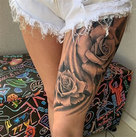 Tatuagem de rosas na coxa sombreada  Confira, então, essa seleção incrível com modelos lindos de tatuagem de girassol que vão fazer você ficar com muita vontade de marcar um desenho com seu tatuador hoje mesmo