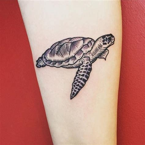 Tatuagem de tartaruga marinha feminina  Inspiração conceitual para muitos rapazes