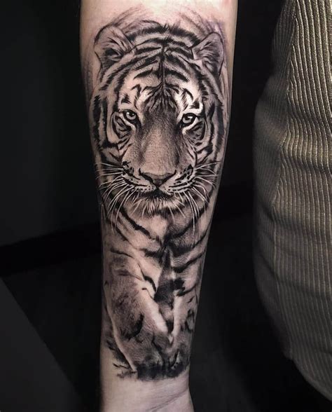 Tatuagem de tigre significado no crime Pelo corpo, Whindersson tem o nome de seu estado natal, Piauí, marcado abaixo do peito (o que, na época, os fãs compararam com o "Califórnia", tatuado por Adam Levine, do Maroon 5"), os