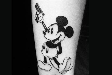 Tatuagem do mickey mostrando o dedo significado  O arame farpado é uma imagem forte e agressiva, e pode ser vista como um