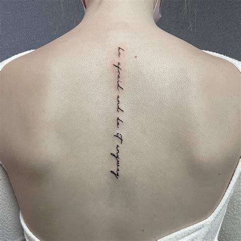 Tatuagem escrita nas costas feminina horizontal  Outra vantagem é que, por ser uma área pouco exposta, elas se sujam e