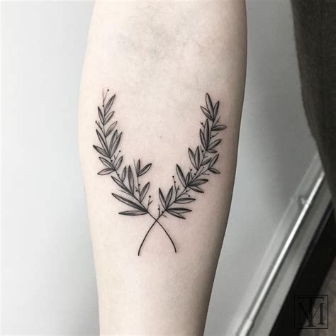 Tatuagem folha de louro feminina  Assim, pode reproduzir loureiro por estacas de ramos semi-lenhosos, com 10 a 25 cm de comprimento