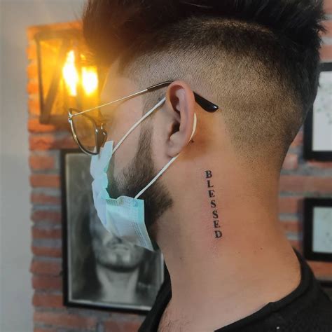 Tatuagem frase no pescoço masculino  G