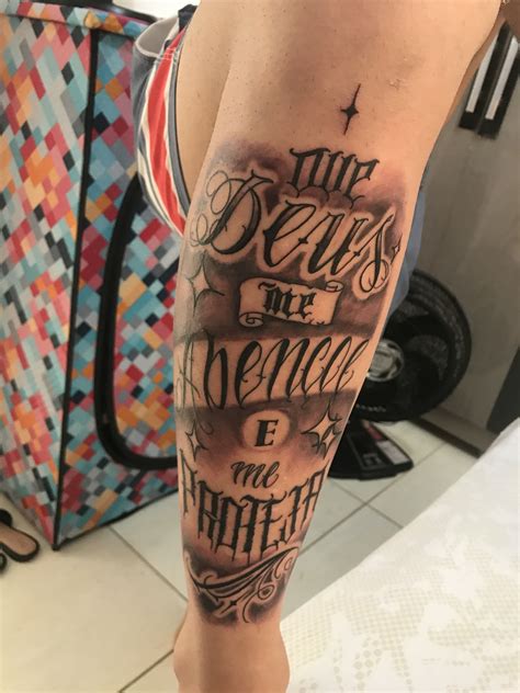 Tatuagem frases na perna masculina  Karyne Santiago