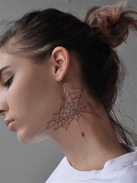 Tatuagem gratidão no pescoço Portanto, a tatuagem de flor tem o sentido de renascimento, vitalidade e delicadeza