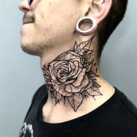 Tatuagem iluminada no pescoço Tatuagem de Cruz: Lindos Modelos Para se Inspirar