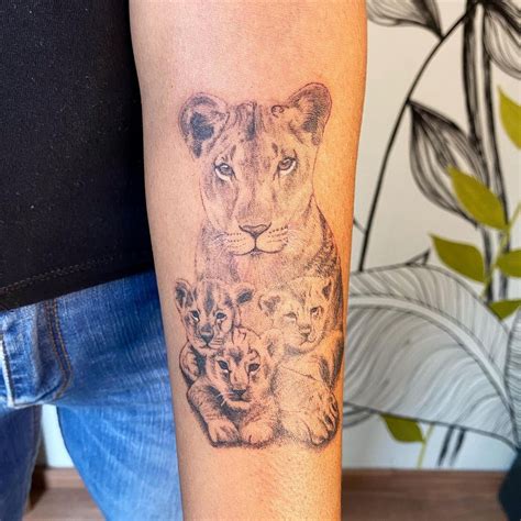 Tatuagem leoa com 4 filhotes  Tatuagem Leoa
