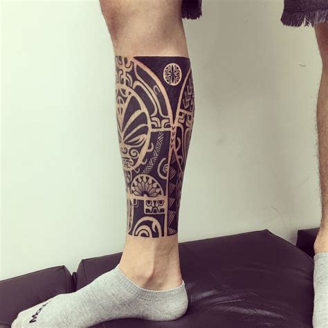 Tatuagem maori na perna  Tatuagem colorida grande