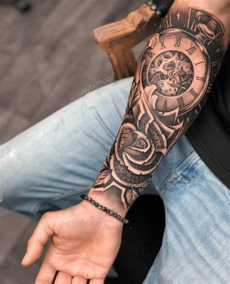 Tatuagem masculina no braço media  Elas são frequentemente usadas para representar o desejo de encontrar o caminho certo na vida