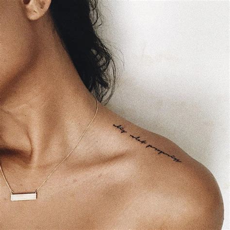Tatuagem minimalista feminina Frases para tatuagem feminina: escolha a que tem a ver com o seu momento