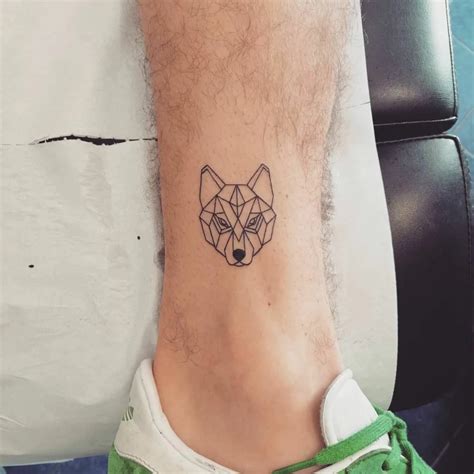 Tatuagem minimalista masculina 5cm Sendo assim, a tatuagem de medusa retrata tanto a beleza e sedução como a proteção contra o mal