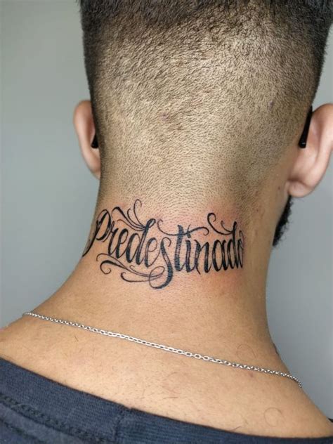 Tatuagem na nuca masculina frases  Imagem 12 – Tatuagem de cruz delicada: Com as mãos em prece