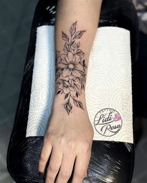 Tatuagem no antebraço feminina delicada escrita Tattoo no braço com a palavra fé e coração delicado